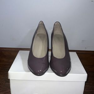 NEW VERY GENTLY WORN, ECCO PUMPS